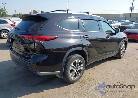 2022 Toyota Highlander Xle z USA, uszkodzony, nr VIN 5TDHZRBH7NS239274